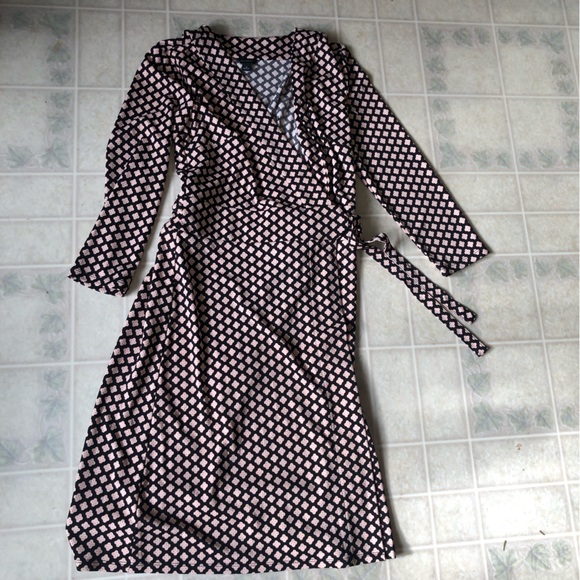 Ann Taylor Dresses & Skirts - Ann Taylor True Wrap Medallion 3/4 sleeve Dress